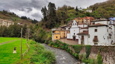 Cangas del Narcea, El Cascarin bölgesi El Carmen şapeli ve Roma köprüsü, Asturias, İspanya