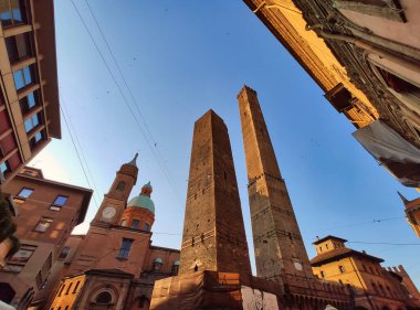 Asinelli ve Garisenda, Le due torri, Ortaçağ Bologna kulelerinin sembolleri, Bolonya, İtalya