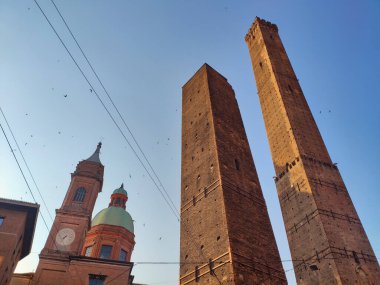 Asinelli ve Garisenda, Le due torri, Ortaçağ Bologna kulelerinin sembolleri, Bolonya, İtalya