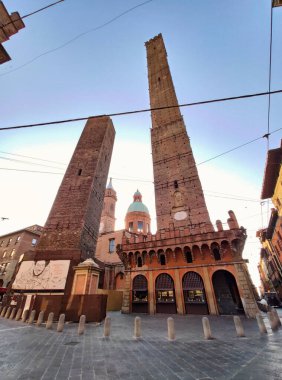 Asinelli ve Garisenda, Le due torri, Ortaçağ Bologna kulelerinin sembolleri, Bolonya, İtalya