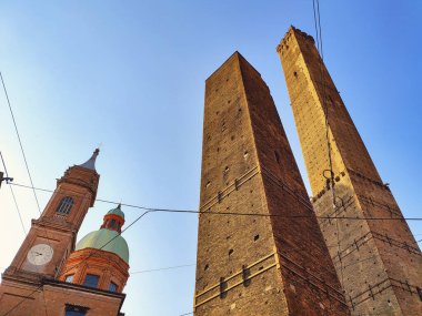 Asinelli ve Garisenda, Le due torri, Ortaçağ Bologna kulelerinin sembolleri, Bolonya, İtalya