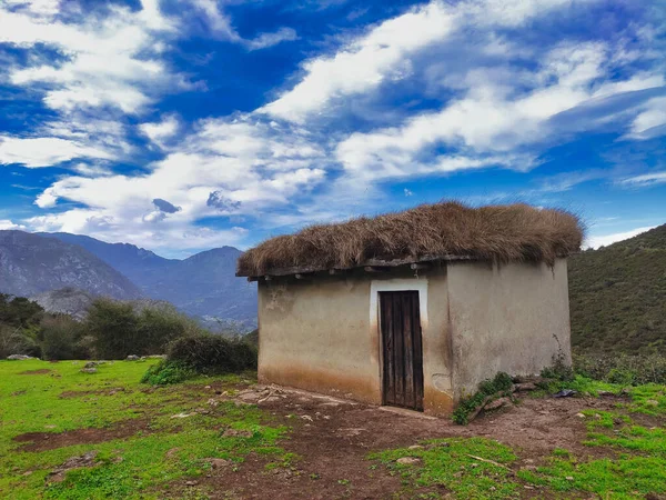 Stock image Cabin in Sierra de Llagos, near Sardin village, Ribera de Arriba municipality, Asturias, Spain