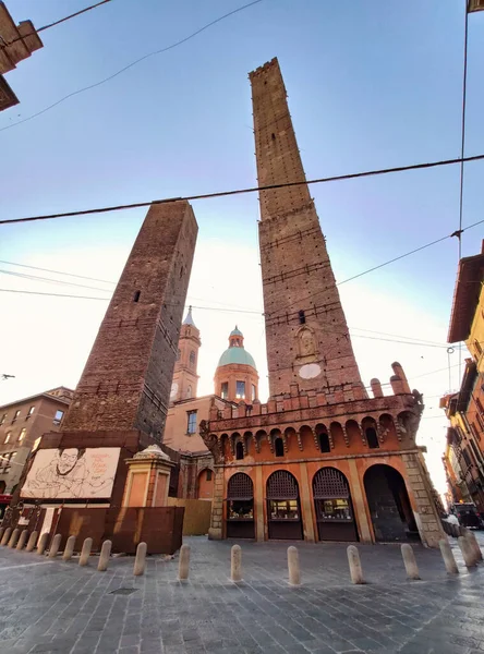 Asinelli ve Garisenda, Le due torri, Ortaçağ Bologna kulelerinin sembolleri, Bolonya, İtalya