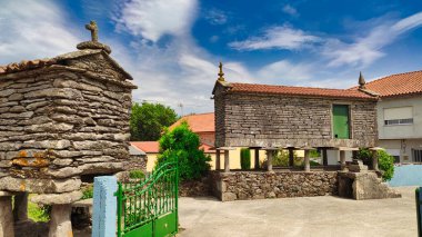 Maronas köyü, Mazaricos belediyesi, Saint James yolu, Epilogue sahnesi, Galiçya, İspanya 'da Horreo adlı kuru taş ambarı.