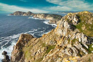 Adanın manzarası kıyı boyunca koylar, plajlar ve uçurumlarla çevrilidir. Cies Adaları, Atlantik Adaları Ulusal Parkı, Galiçya, İspanya