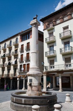 El Torico, bir sütunun tepesindeki eski bir boğa heykeli Teruel, Aragon, İspanya 'nın simgelerinden biri.