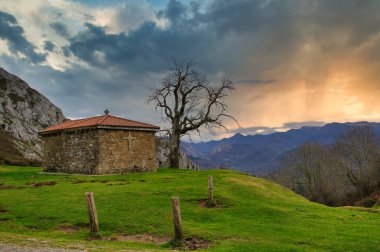 Marabio dağlarında Santa Ana inzivası, Teverga belediyesi, Asturias, İspanya