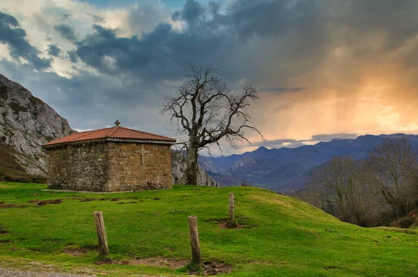 Marabio dağlarında Santa Ana inzivası, Teverga belediyesi, Asturias, İspanya
