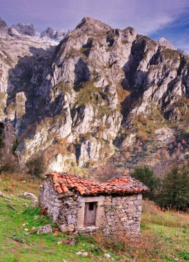 Central Massif seen from El Arcediano track, Picos de Europa National Park and Biosphere Reserve, Spain