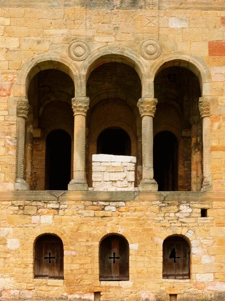 Naranco Dağı 'ndaki I. Ramiro Sarayı, Avrupa' nın Romanesk öncesi mimarisinin en önemli binası, Oviedo, Asturias, İspanya