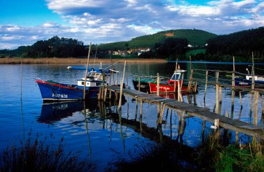 Nalon Nehri, Soto del Barco, Asturias, İspanya ve Avrupa 'da yılan balığı avlamak için Jetty ve tekneler.