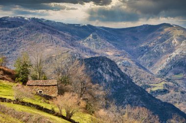 Pando köyündeki kulübe, Somiedo Doğal Parkı, Asturias, İspanya