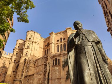 Arka planda Herrera Oria Kardinal heykeli ve Katedral, Malaga şehri, Endülüs, İspanya, Avrupa