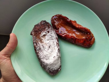 Bir çift torrijas, biri şekerle, diğeri balla kaplı, İspanya 'da Paskalya, Malaga, İspanya' da tipik bir tatlı.