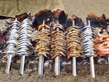 'Espetos', Malagueta sahilinde ızgara balık, Malaga, Endülüs, İspanya, Avrupa