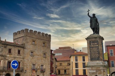 Revillagigedo Sarayı 'nın yanındaki Pelayo heykeli, Gijon, Asturias, İspanya, Avrupa