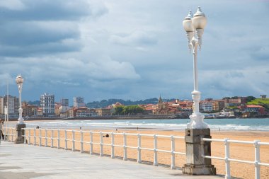 San Lorenzo plajı ve gezinti güvertesi, Gijon, Asturias, İspanya, Avrupa