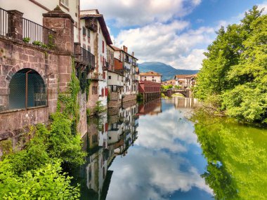Baztan Nehri ve Elizondo Köyü, Baztan Vadisi, Navarre, İspanya, Avrupa