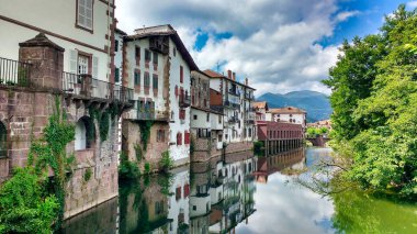 Baztan Nehri ve Elizondo Köyü, Baztan Vadisi, Navarre, İspanya, Avrupa