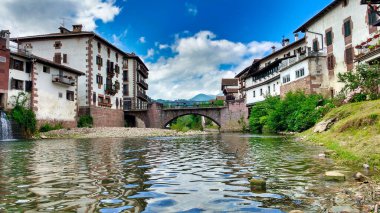 Baztan Nehri ve Elizondo Köyü, Baztan Vadisi, Navarre, İspanya, Avrupa