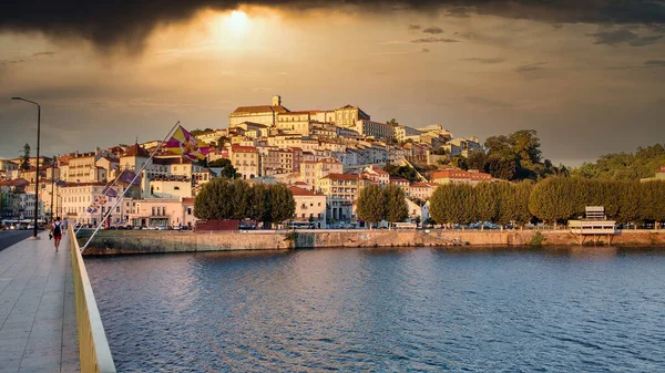 Coimbra Stad Sedd Från Andra Sidan Floden Mondego Vid Solnedgången — Stockfoto