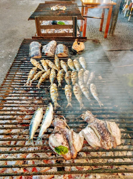 Φρέσκα Ψάρια Ψητά Στο Μπάρμπεκιου Στο Δρόμο Εστιατόριο Στο Ματόσινχος — Φωτογραφία Αρχείου