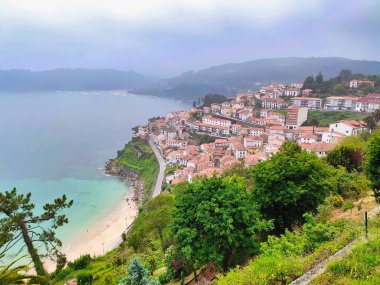 San Roque balkonundan görülen Lastres balıkçı köyü, Asturias, İspanya, Avrupa
