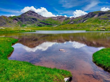 Anayet zirvesi, Anayet gölünün yanında, Tena Vadisi 'nde eski bir volkan. Formigal, Sallent del Gallego, Pyrenees, Huesca ili, Aragon, İspanya, Avrupa