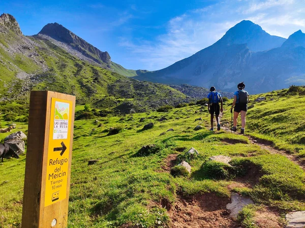 Alpinistas Caminho Aldeia Tuiza Arriba Para Refúgio Meicin Parque Natural — Fotografia de Stock