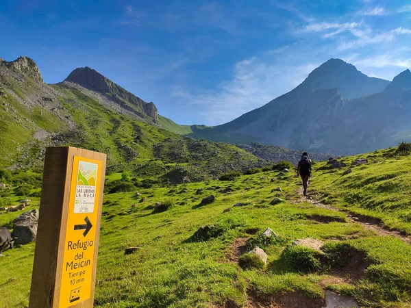 Alpinistas Caminho Aldeia Tuiza Arriba Para Refúgio Meicin Parque Natural — Fotografia de Stock