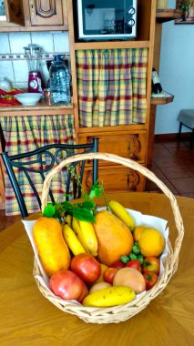 Masadaki sepet, İspanya 'nın La Palma adasında yetişen tipik meyve ve sebzelerle dolu.