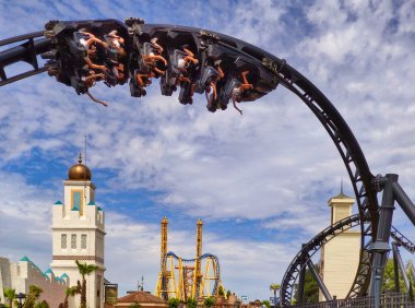 Madrid, İspanya; 13 Temmuz 2023: Batman Gotham Şehri Kaçışı ve La Venganza del Enigma eğlenceleri Parque Warner Madrid 'de