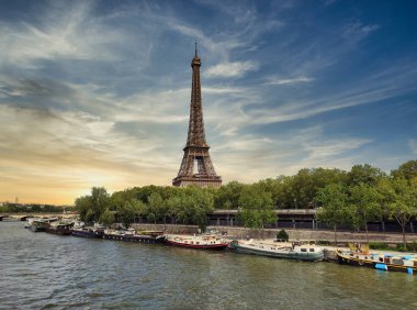 Eyfel Kulesi ve Seine Nehri, Bir-Hakeim Köprüsü, Paris, Fransa, Avrupa 'dan görüldü.
