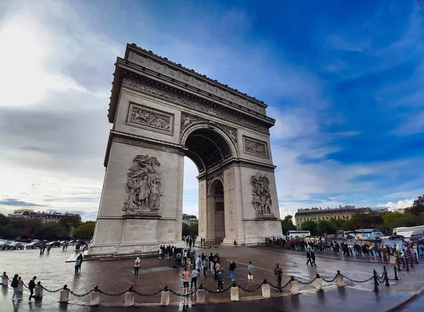 Paris, Fransa; 8 Ağustos 2023: Ark de Trionphe