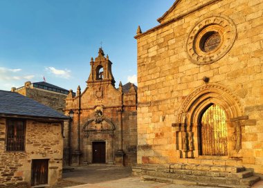 Santa Maria del Azogue Kilisesi (sağda) ve San Cayetano Hermitage Kilisesi (ortada), küçük Puebla de Sanabria kasabası, Kuzey-Batı Zamora, Avrupa