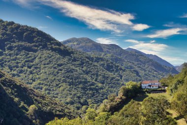 Küba köyü, Grado belediyesi, Asturias, İspanya ve Avrupa 'da izole edilmiş bir ev.