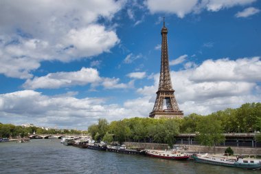 Eyfel Kulesi ve Seine Nehri, Bir-Hakeim Köprüsü, Paris, Fransa, Avrupa 'dan görüldü.