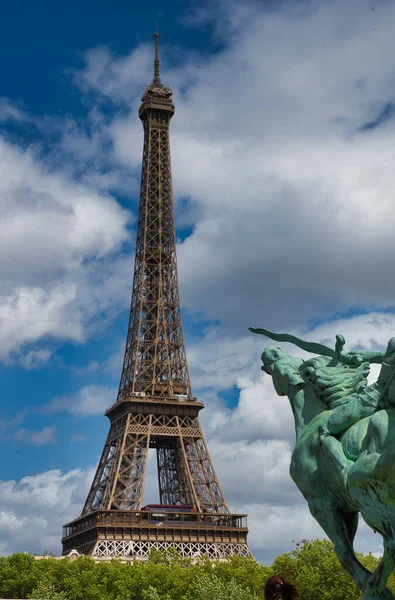 Eiffeltårnet France Renaissante Statue Sett Fra Bir Hakeim Broen Paris – stockfoto