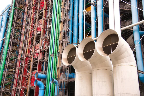 Paris, Fransa; 8 Ağustos 2023: Merkez Pompidou cephesi