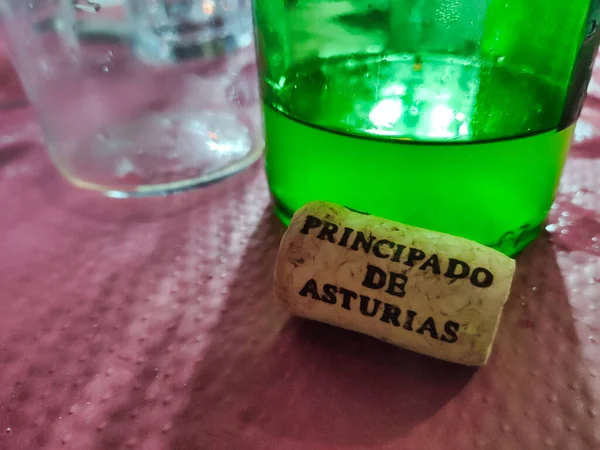 Korek Pokazujący Tekst Principado Asturias Butelkę Cydru Tle Llanes Asturias — Zdjęcie stockowe