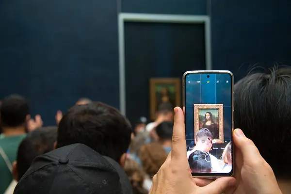 Paris, Fransa; 8 Ağustos 2023: Louvre Müzesi 'nde Mona Lisa' nın fotoğrafını çeken kişi