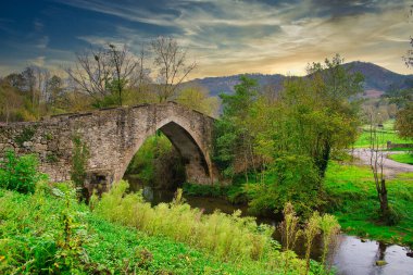 Ceceda köyündeki Roma köprüsü, Comarca de la Sidra, Nava belediyesi, Asturias, İspanya, Avrupa