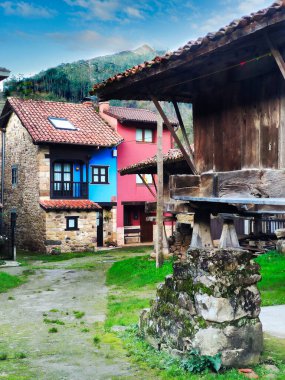 Espinareu, İspanya 'nın Asturias kentindeki tipik ahırlarıyla ünlüdür.