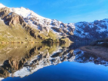 Valle del Lago Gölü karlı dağlarla çevrili, Somiedo, Asturias, İspanya