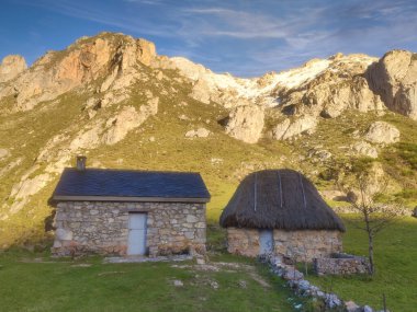 Lago del Valle Gölü, Somiedo, Asturias, İspanya, Avrupa 'da çoban kulübeleri