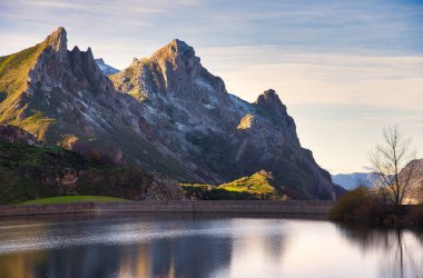 Valle del Lago Gölü karlı dağlarla çevrili, Somiedo, Asturias, İspanya