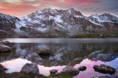 Valle del Lago Gölü karlı dağlarla çevrili, Somiedo, Asturias, İspanya