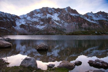 Valle del Lago Gölü karlı dağlarla çevrili, Somiedo, Asturias, İspanya