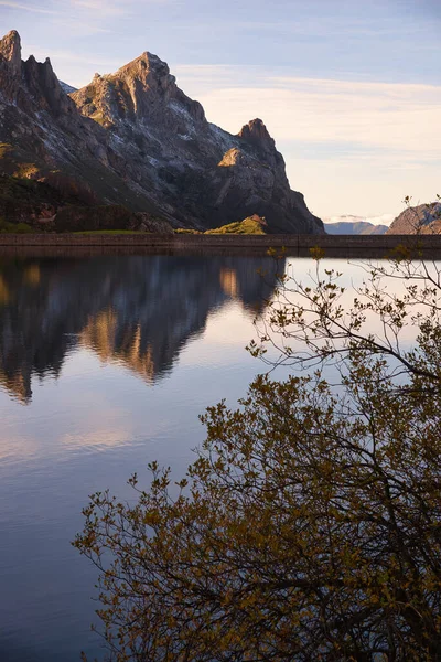 Valle del Lago Gölü karlı dağlarla çevrili, Somiedo, Asturias, İspanya
