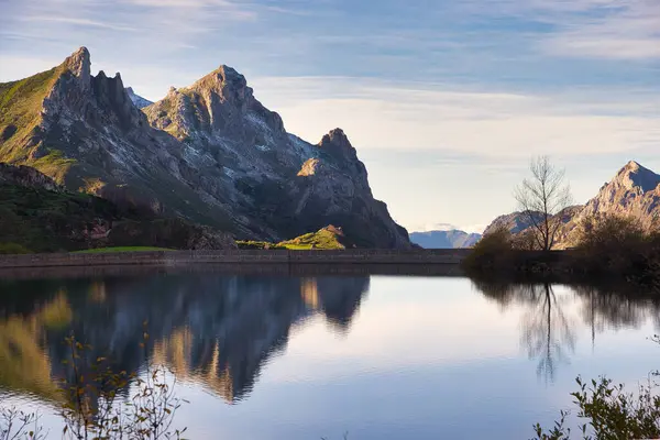 Valle del Lago Gölü karlı dağlarla çevrili, Somiedo, Asturias, İspanya
